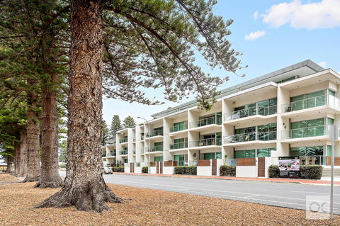 Breeze Beachfront Apartment - Tourism Hervey Bay 0