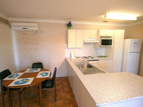 Lake Edge Apartments - Tourism Hervey Bay 7