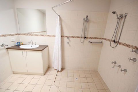 Port Vincent Motel & Apartments - Tourism Hervey Bay 3