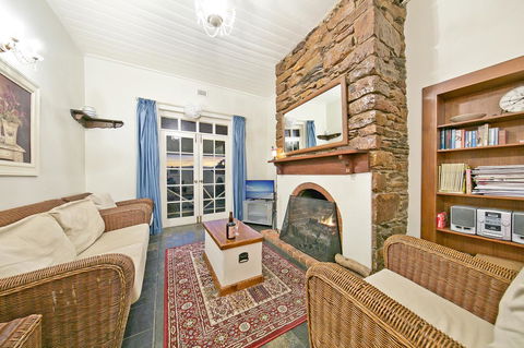 Vineyard Cottage BnB - Tourism Hervey Bay 3