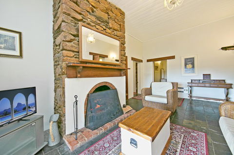 Vineyard Cottage BnB - Tourism Hervey Bay 14