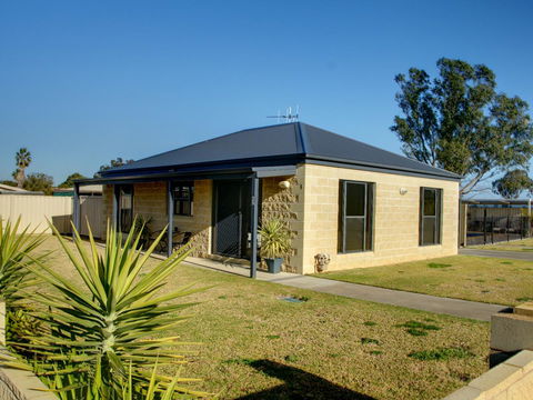 DBJ Holiday Units - Hervey Bay Accommodation 0