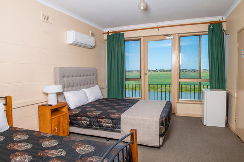 Tailem Bend Riverside Hotel - Hervey Bay Accommodation 0