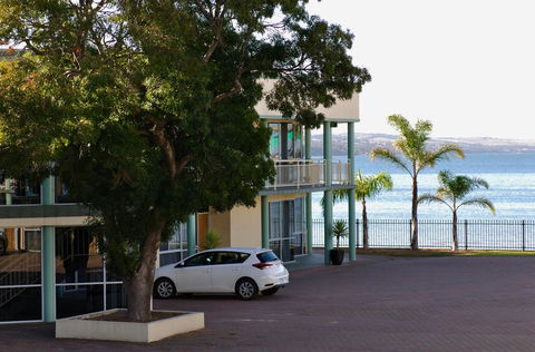 Hilton Beachfront Motel - Tourism Hervey Bay 42