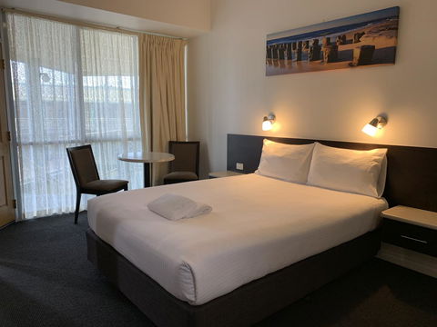 Hilton Beachfront Motel - Tourism Hervey Bay 1