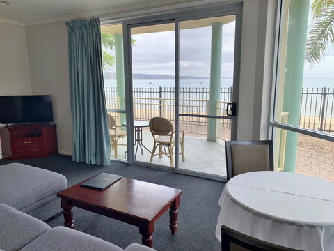Hilton Beachfront Motel - Tourism Hervey Bay 3