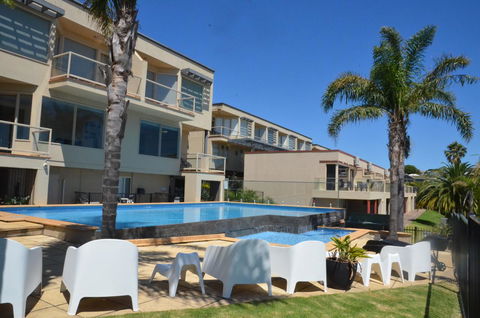 The Bluff Resort Apartments - Tourism Hervey Bay 0