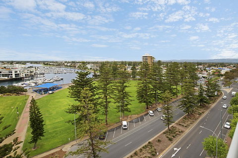 Beachside Luxury & Comfort, Ocean Views In Glenelg - Hervey Bay Accommodation 24