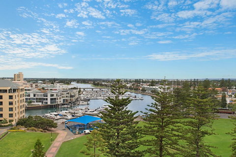 Beachside Luxury & Comfort, Ocean Views In Glenelg - Hervey Bay Accommodation 4