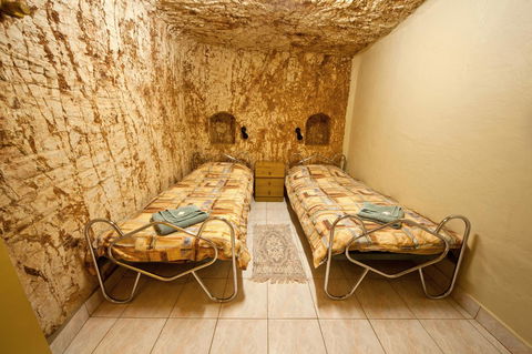 Radeka Downunder Underground Motel - Tourism Hervey Bay 7