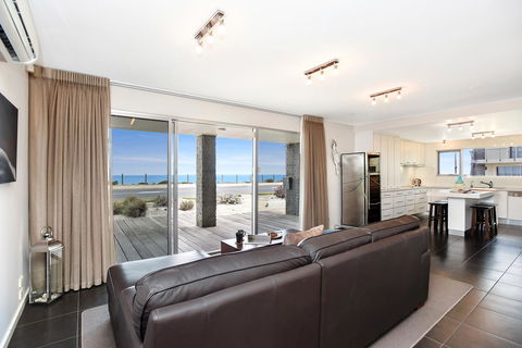 Esplanade Escape - Tourism Hervey Bay 1