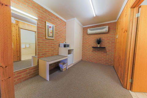 Country Roads Motor Inn Naracoorte - Hervey Bay Accommodation 5