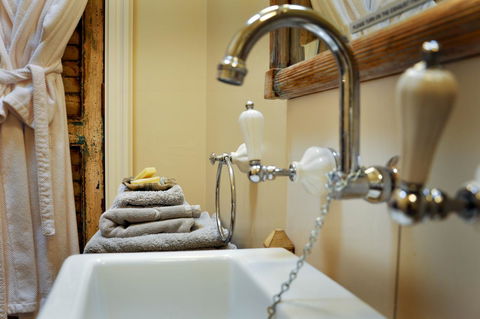 Athelney Cottage Bed And Breakfast - Hervey Bay Accommodation 9