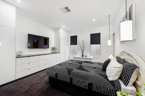 BENGALEE EXECUTIVE TOWNHOUSE- MODERN & STYLISH - Tourism Hervey Bay 11