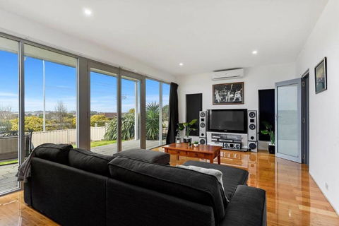 BENGALEE EXECUTIVE TOWNHOUSE- MODERN & STYLISH - Tourism Hervey Bay 6