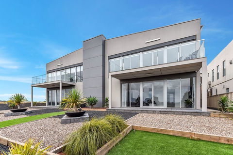 BENGALEE EXECUTIVE TOWNHOUSE- MODERN & STYLISH - Tourism Hervey Bay 1