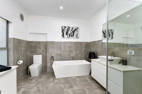BENGALEE EXECUTIVE TOWNHOUSE- MODERN & STYLISH - Tourism Hervey Bay 8