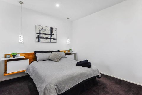 BENGALEE EXECUTIVE TOWNHOUSE- MODERN & STYLISH - Tourism Hervey Bay 9