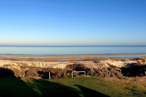 Luxurious 3 Bedroom Beachfront - Panoramic Views - Tourism Hervey Bay 13