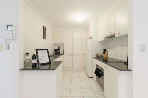 One Bedroom In Adelaideâ€™s East End FREE WIFI*Netflix*Parking - Tourism Hervey Bay 3
