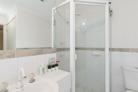 One Bedroom In Adelaideâ€™s East End FREE WIFI*Netflix*Parking - Tourism Hervey Bay 10