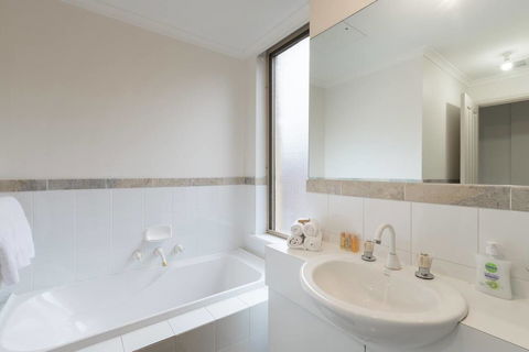 One Bedroom In Adelaideâ€™s East End FREE WIFI*Netflix*Parking - Tourism Hervey Bay 11