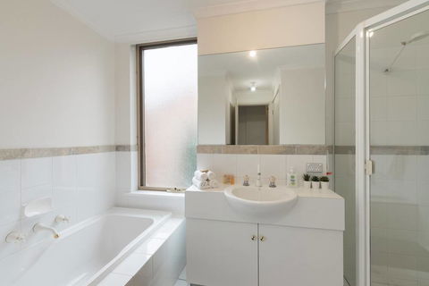 One Bedroom In Adelaideâ€™s East End FREE WIFI*Netflix*Parking - Tourism Hervey Bay 16