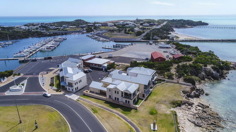 Robe Marina Accommodation - Tourism Hervey Bay 0