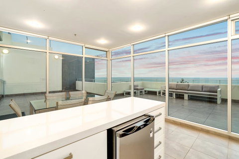 Glenelg Skyline Beachfront Penthouse, Adelaide - Hervey Bay Accommodation 5