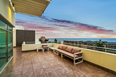 Glenelg Skyline Beachfront Penthouse, Adelaide - Hervey Bay Accommodation 4