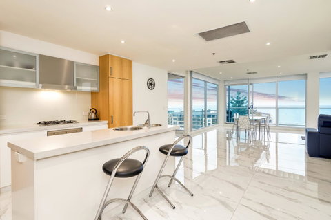 Glenelg Skyline Beachfront Penthouse, Adelaide - Hervey Bay Accommodation 9