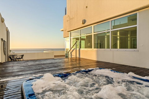 Glenelg Skyline Beachfront Penthouse, Adelaide - Hervey Bay Accommodation 3