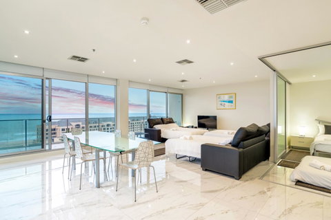 Glenelg Skyline Beachfront Penthouse, Adelaide - Hervey Bay Accommodation 11