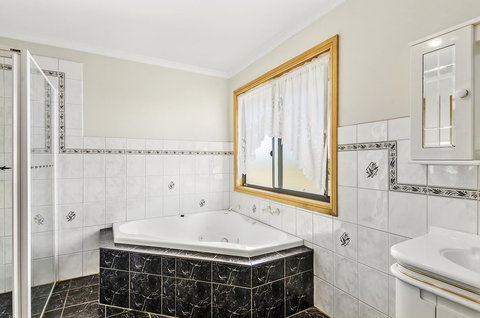 Rocks Retreat House With Sea Views - Hervey Bay Accommodation 12