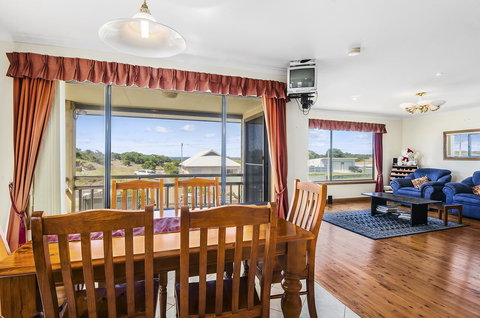 Rocks Retreat House With Sea Views - Hervey Bay Accommodation 14