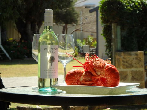 Lazy Lobster Holiday Units & Chalets - Tourism Hervey Bay 0