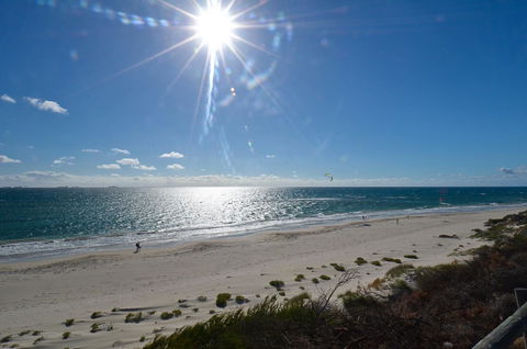 Cottesloe Beachfront Ocean View Apartment - Tourism Hervey Bay 8