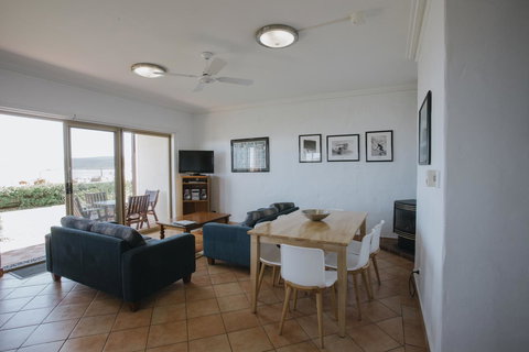 Canal Rocks Beachfront Apartments - Tourism Hervey Bay 8
