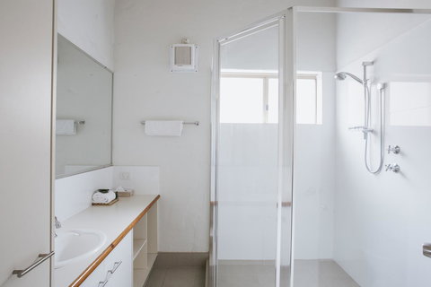 Canal Rocks Beachfront Apartments - Tourism Hervey Bay 1