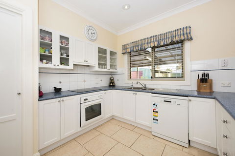 Colonial Court Villas - Hervey Bay Accommodation 9