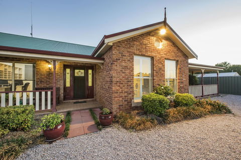 Colonial Court Villas - Hervey Bay Accommodation 1