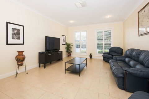 Colonial Court Villas - Hervey Bay Accommodation 8