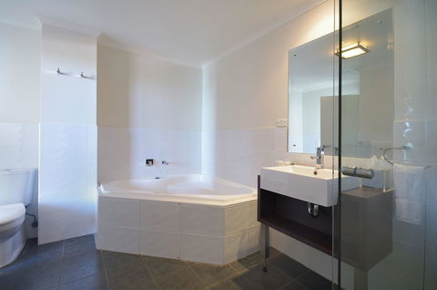 Macquarie Waters Boutique Apartment Hotel - Tourism Hervey Bay 28