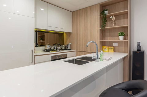 Japanese Style Waterfront Apt Wt Rooftop Pool - Hervey Bay Accommodation 9