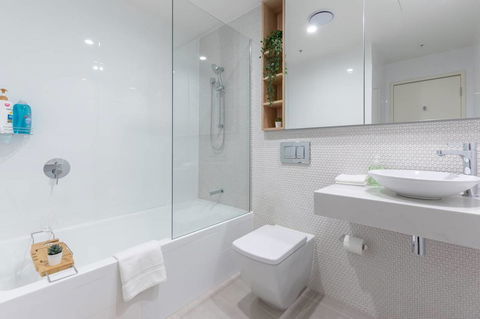 Japanese Style Waterfront Apt Wt Rooftop Pool - Hervey Bay Accommodation 20