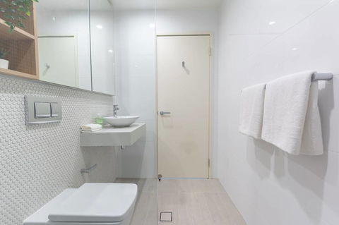 Japanese Style Waterfront Apt Wt Rooftop Pool - Hervey Bay Accommodation 5