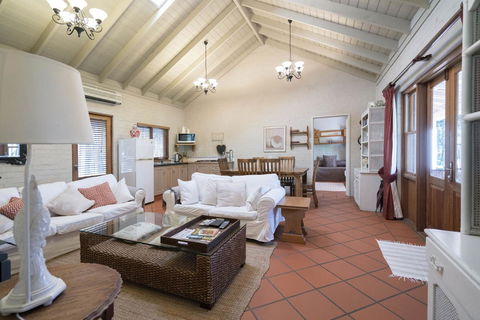 Thistle Hill Guesthouse - Walk To Many Wineries And Restaurants - Hervey Bay Accommodation 34