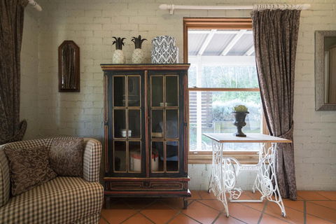 Thistle Hill Guesthouse - Walk To Many Wineries And Restaurants - Hervey Bay Accommodation 24