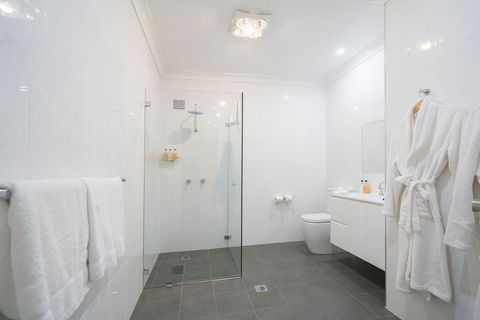 Thistle Hill Guesthouse - Walk To Many Wineries And Restaurants - Hervey Bay Accommodation 42