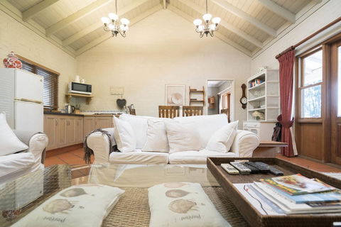 Thistle Hill Guesthouse - Walk To Many Wineries And Restaurants - Hervey Bay Accommodation 29